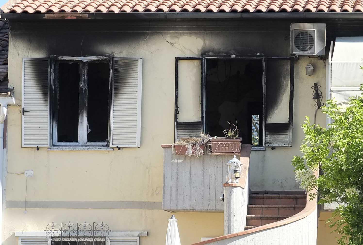 L'appartamento in cui è morto tra le fiamme il pensionato disabile