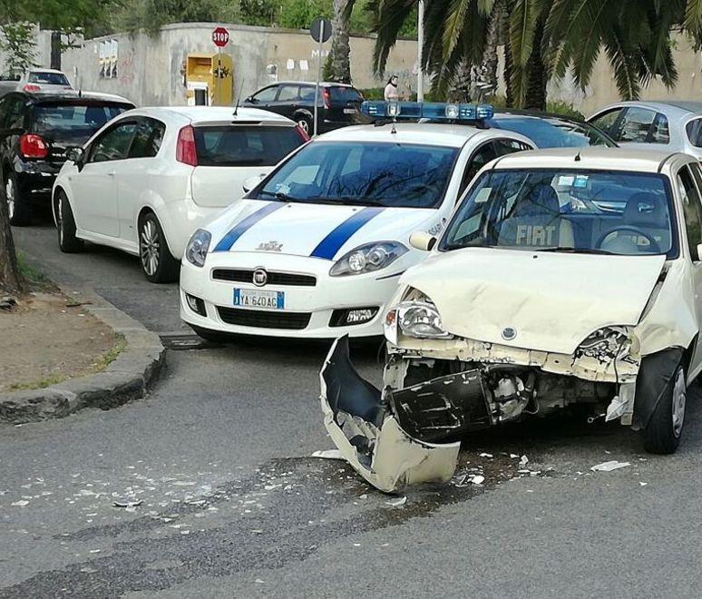 Sassari, due incidenti per mancata precedenza