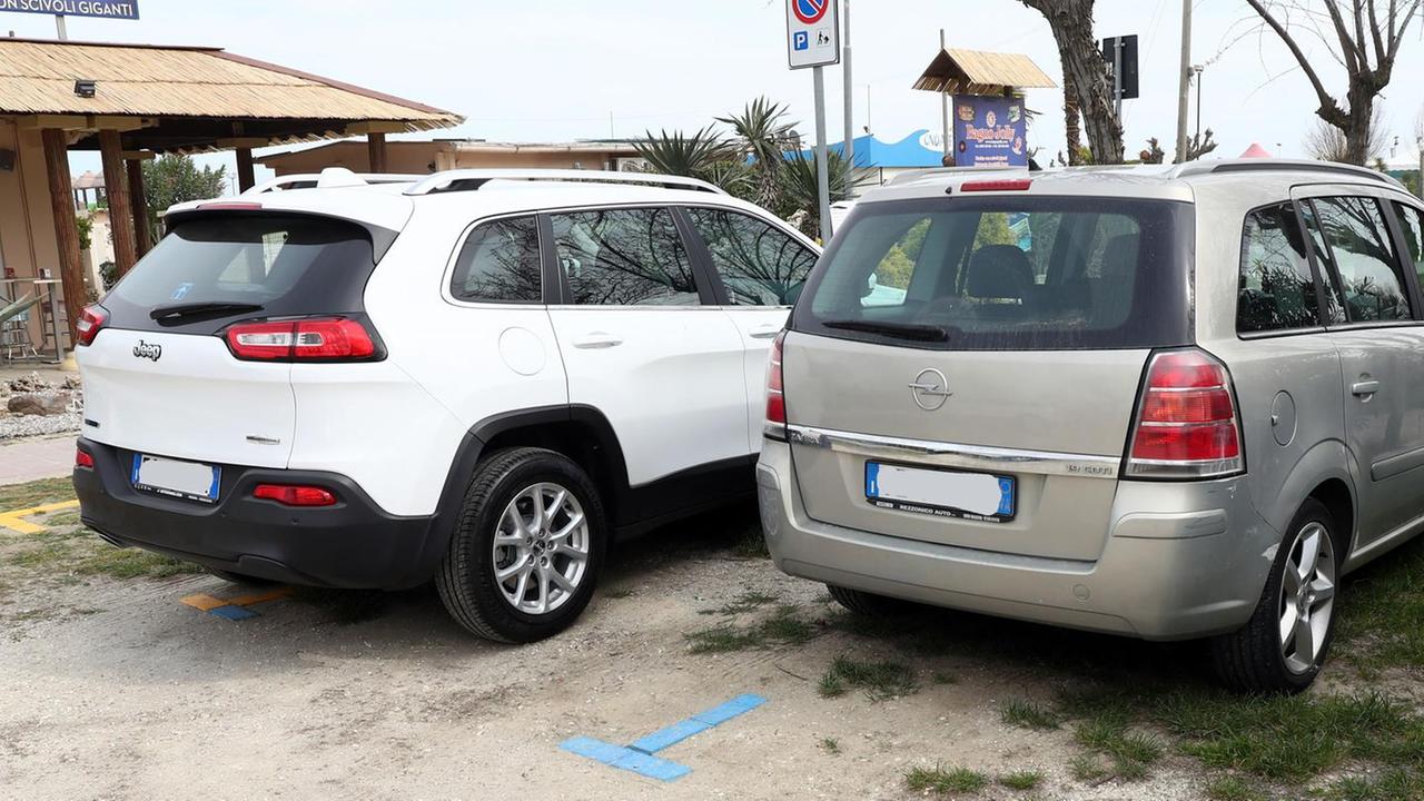 Lido Estensi, l’estate prende il via con la sosta selvaggia: tutto per non pagare