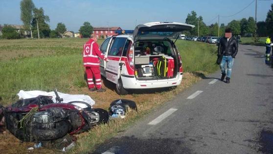 Sbanda in scooter e muore nel fossato 