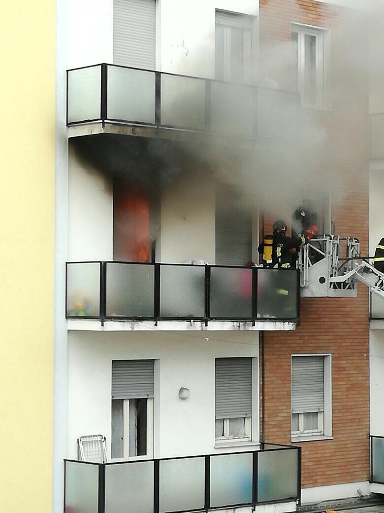 Castelfranco. Appartamento distrutto dalle fiamme:sei intossicati 