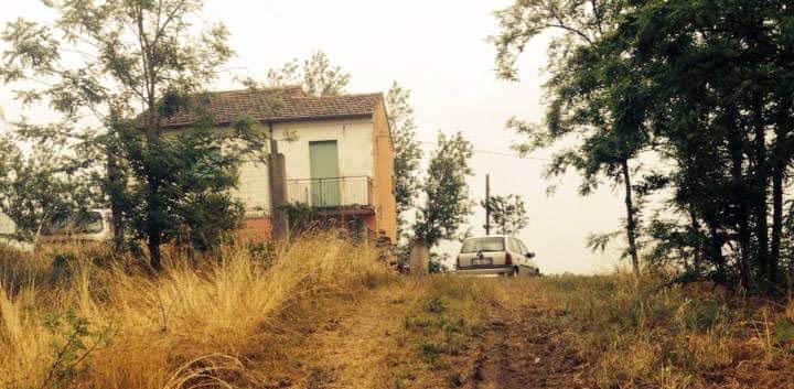 Ferrara, la casa senza strade di accesso: a piedi nel fango sotto la grandine  