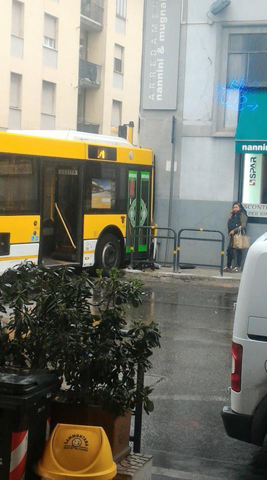 Il bus della Lam verde coinvolto nell'incidente a San Paolo