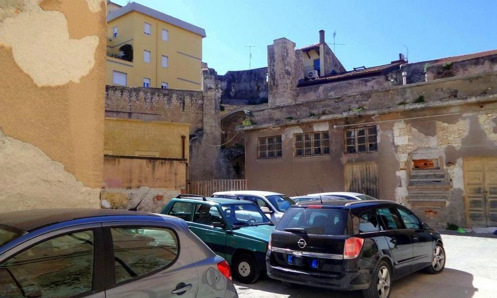 Parcheggio abusivo davanti alla torre