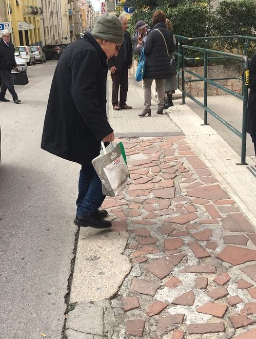 Marciapiede pericoloso di fronte al poliambulatorio