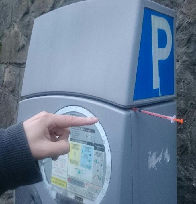 Una siringa infilata nel parcometro