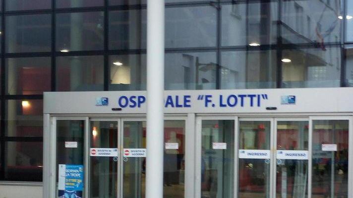 Chiede cure per la figlia e poi fugge