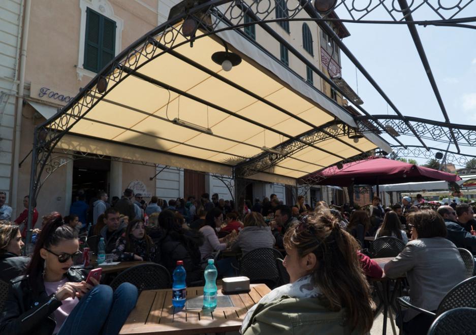 Primi bagni di mare musica e pic nic Assalto alle spiagge 