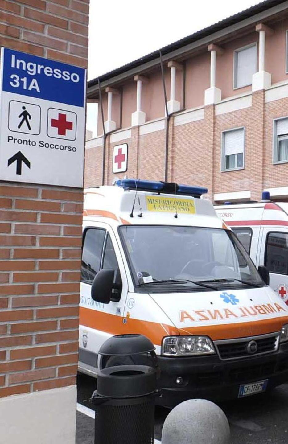 Derubata e picchiata dai ladri in ospedale con fratture al volto 