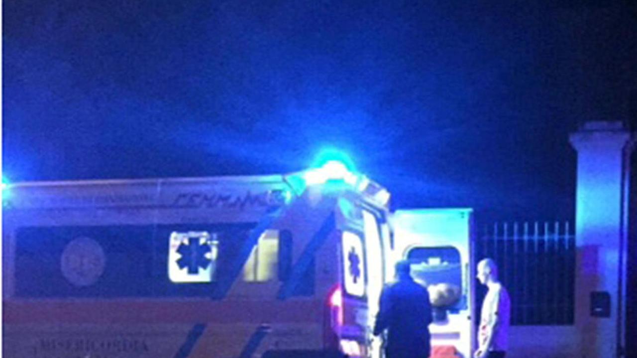 Cade dalla motocicletta e batte con violenza la testa