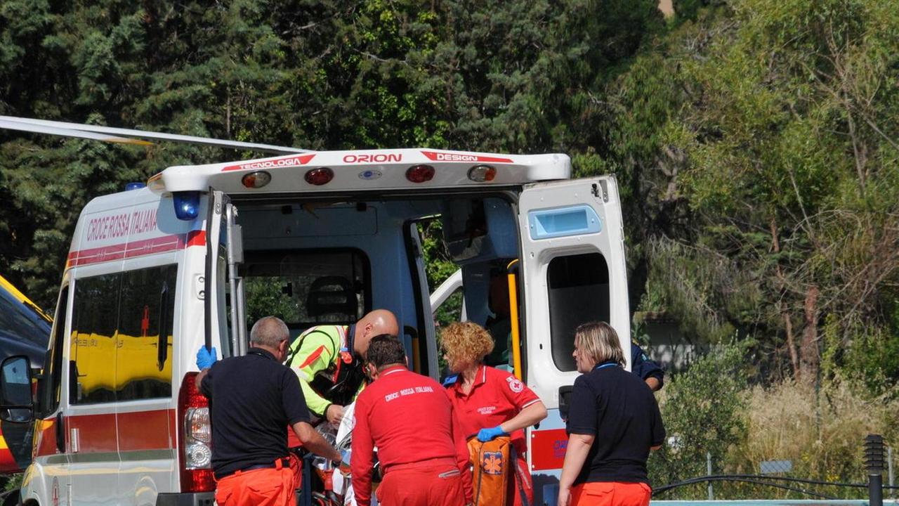 Cade dalla bici: grave ragazza di 18 anni