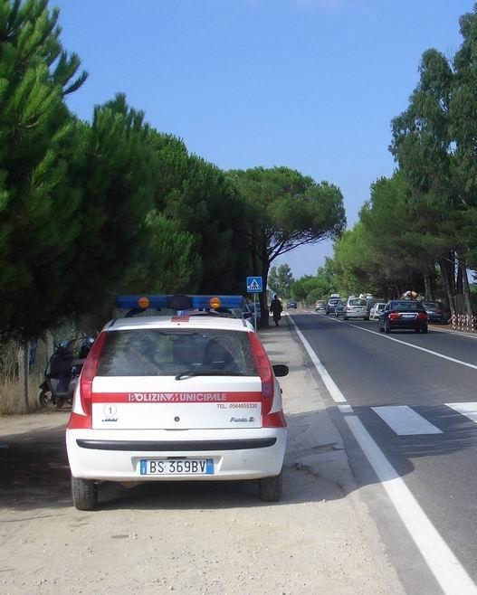 Perde il controllo dell’auto e finisce su due vetture