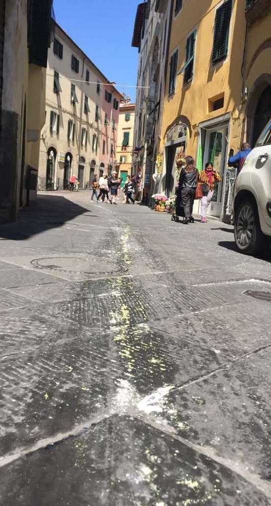 La spazzatrice perde olio e macchia le vie del centro 