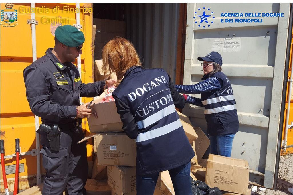Finanzieri e personale dell'agenzia delle dogane sequestrano le scarpe contraffatte