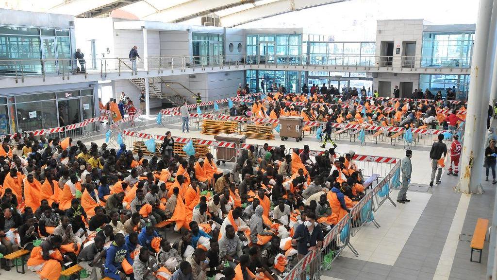 I migranti che hanno trascorso la notte nell'ex terminal crociere a Cagliari