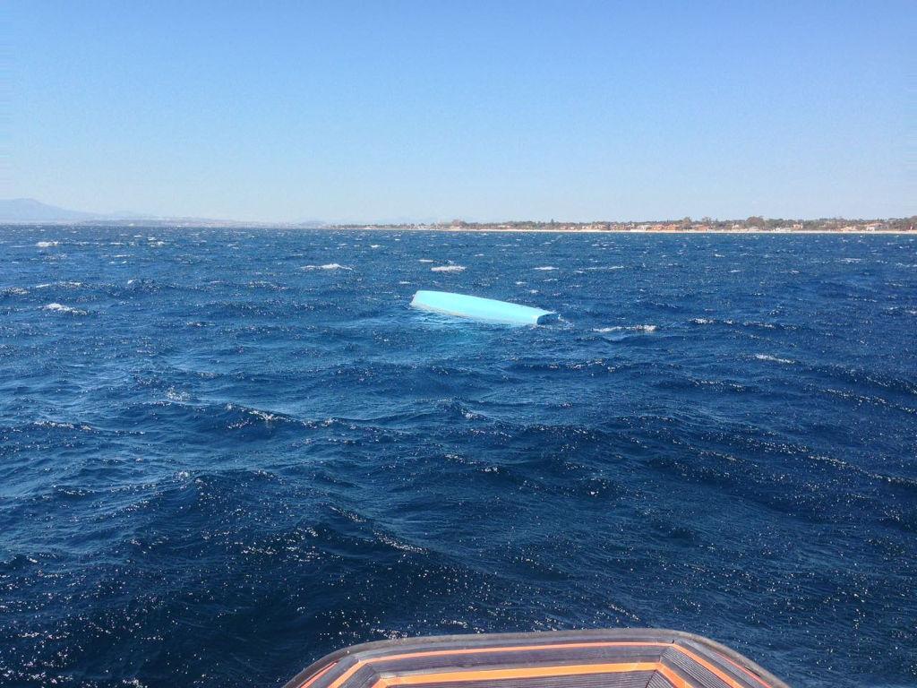 La barca rovesciata dal vento davanti a Sant'Andrea di Quartu