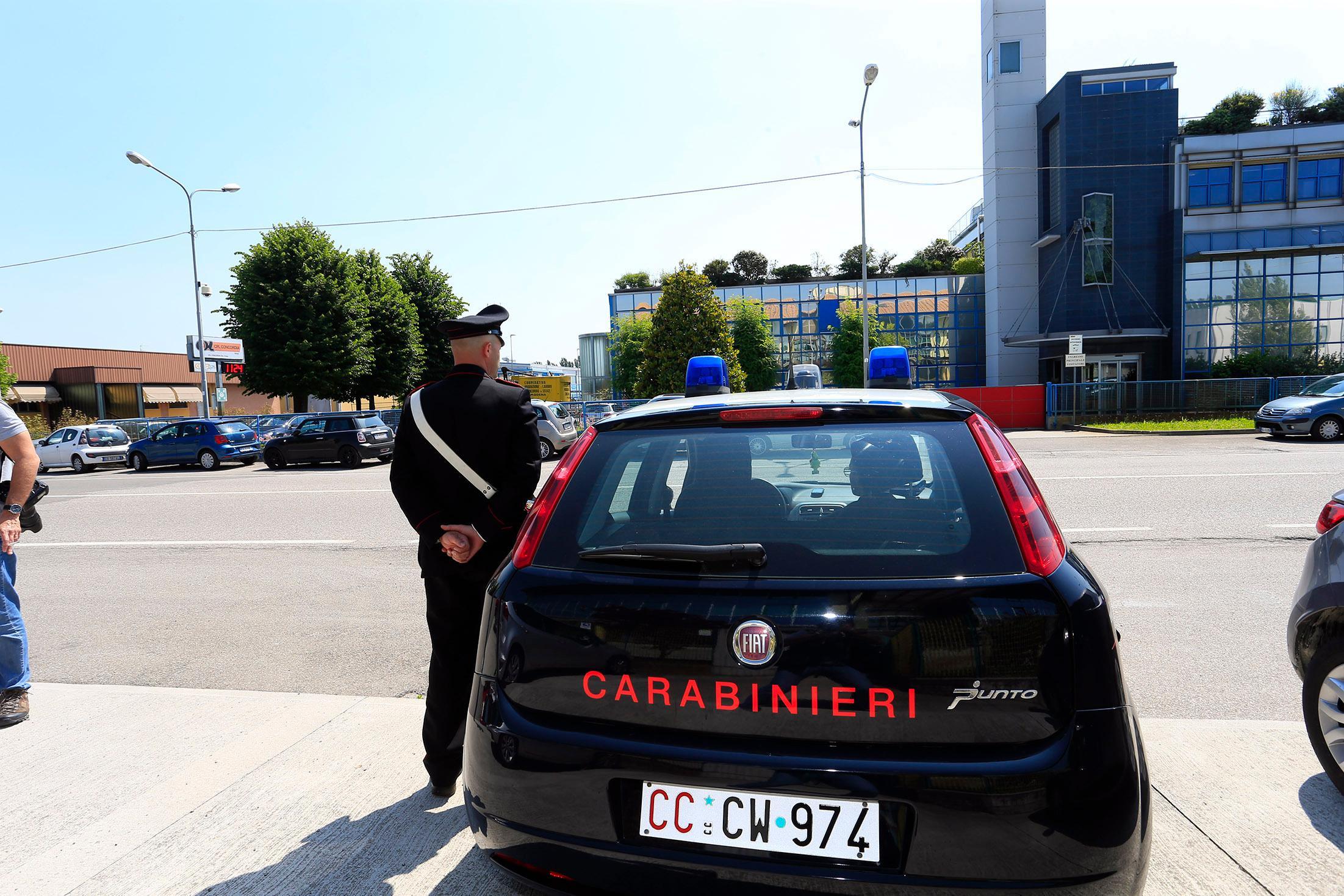 Carabinieri davanti alla Cpl