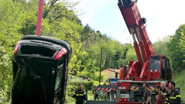 Auto finisce in un fosso, illesa la conducente