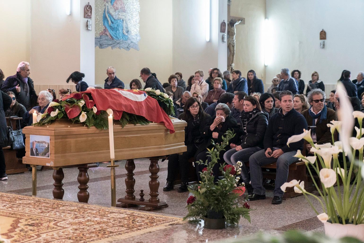 Alghero, la bandiera rossa per il compagno Nino 