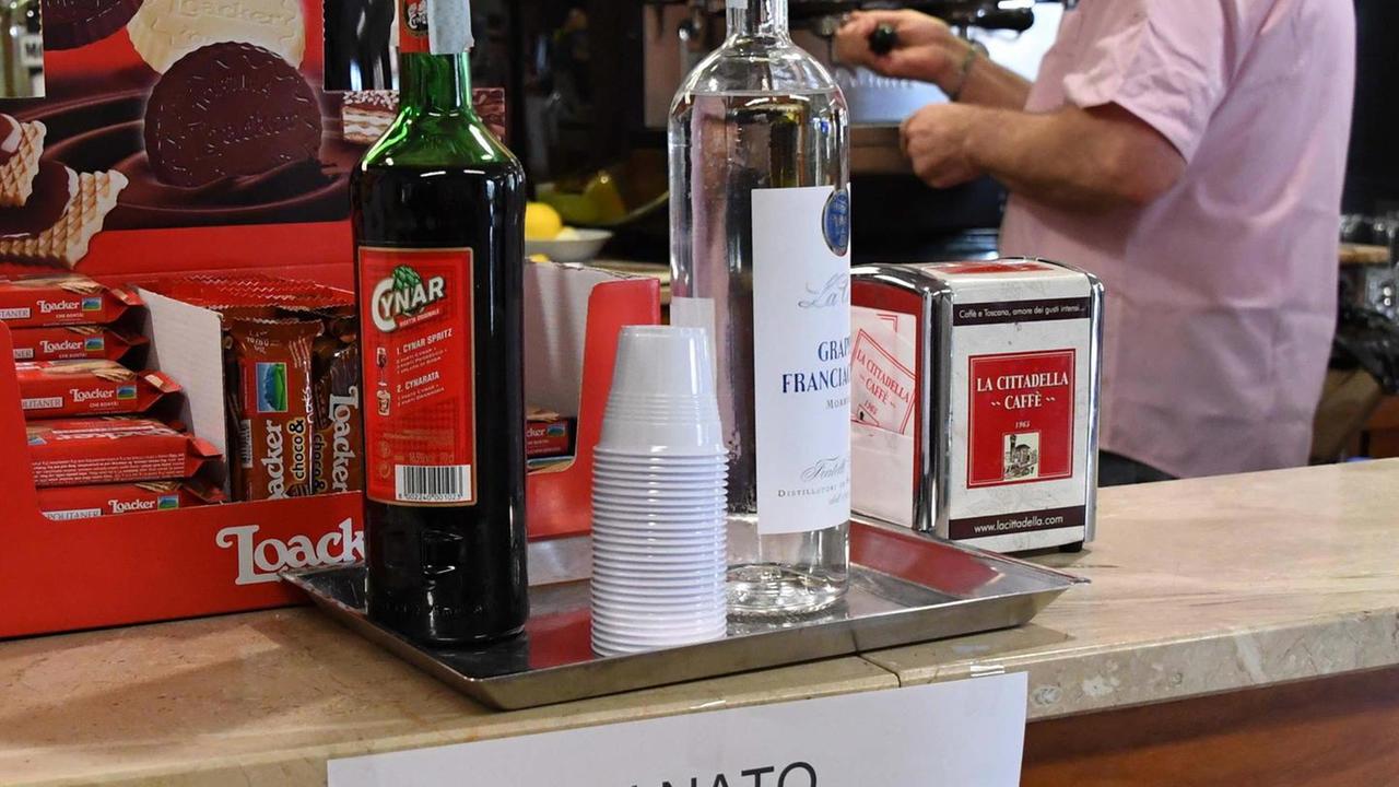 Nasce un bimbo e la famiglia offre da bere a tutto il circolo