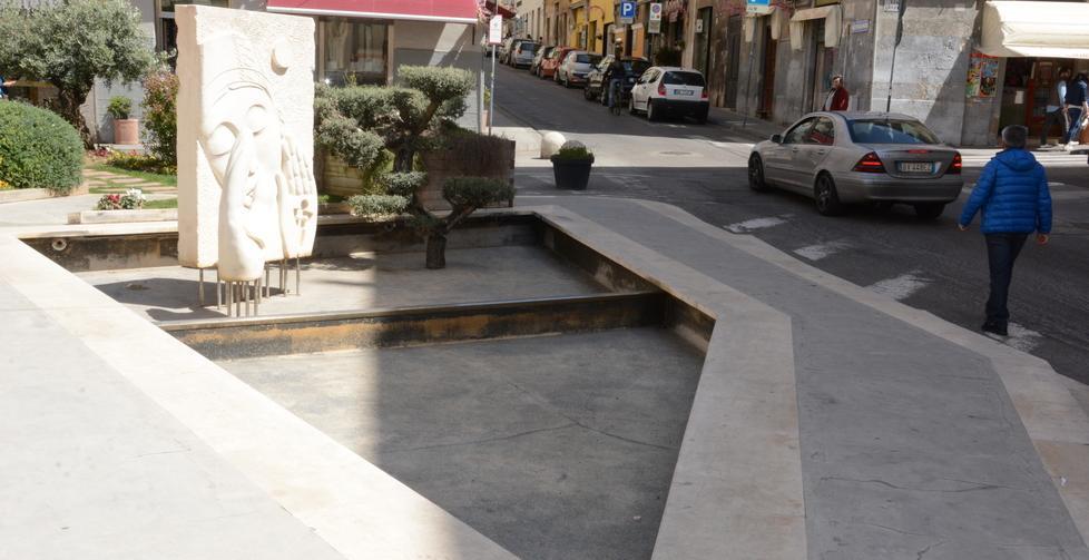 Fontana a secco in largo Brigata Sassari serve una gara per riparare la pompa rotta
