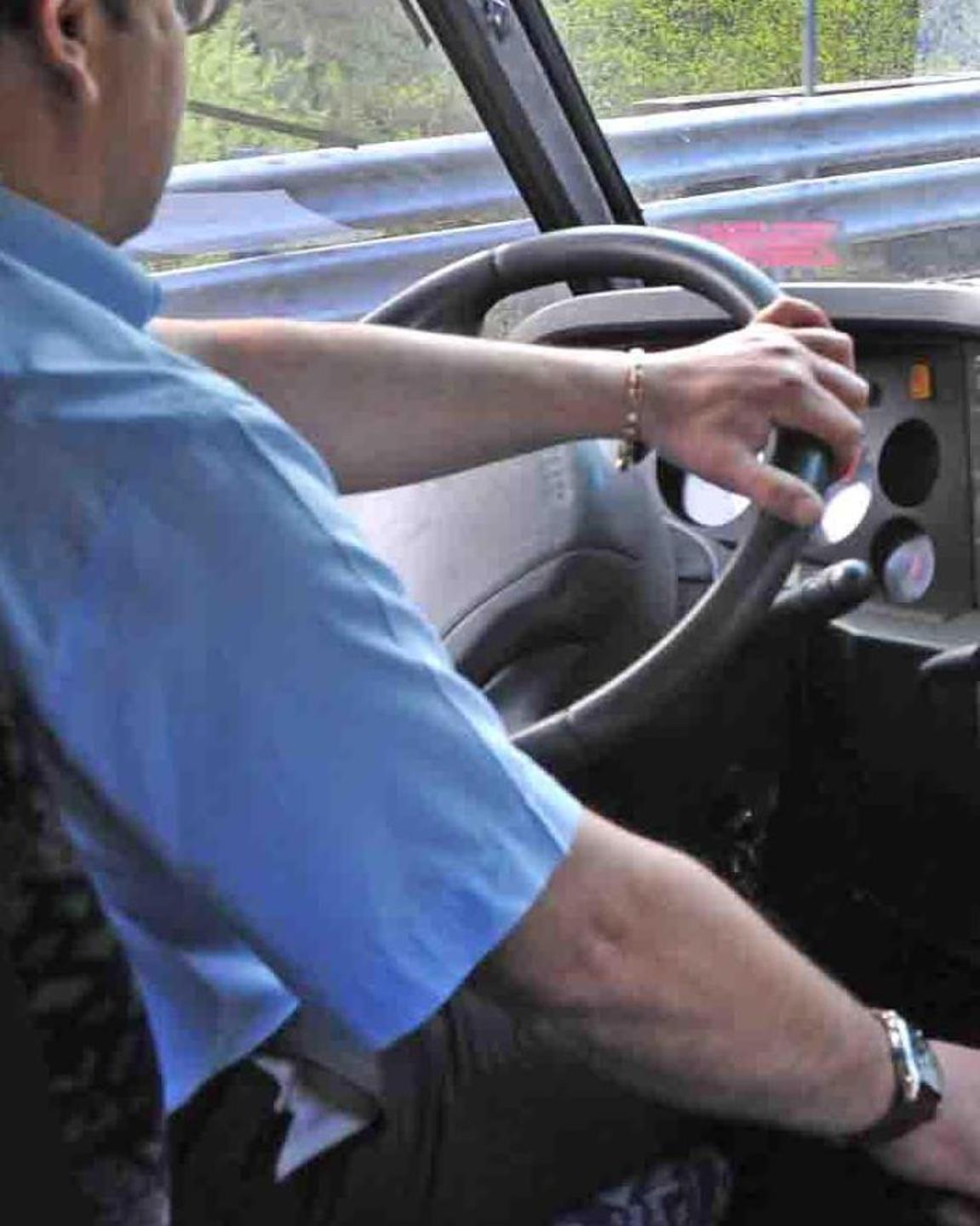 Assalito da passeggeri che volevano salire senza pagare il biglietto