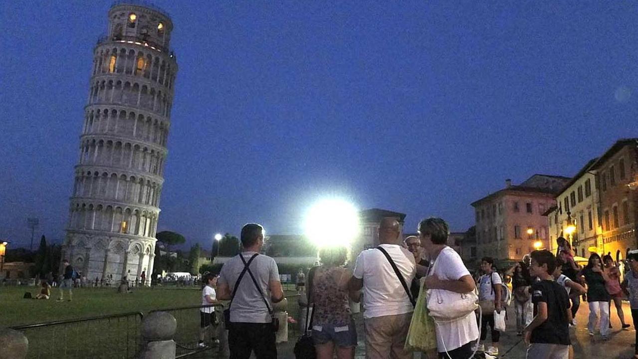 Figlia lasciata in auto per il selfie alla Torre