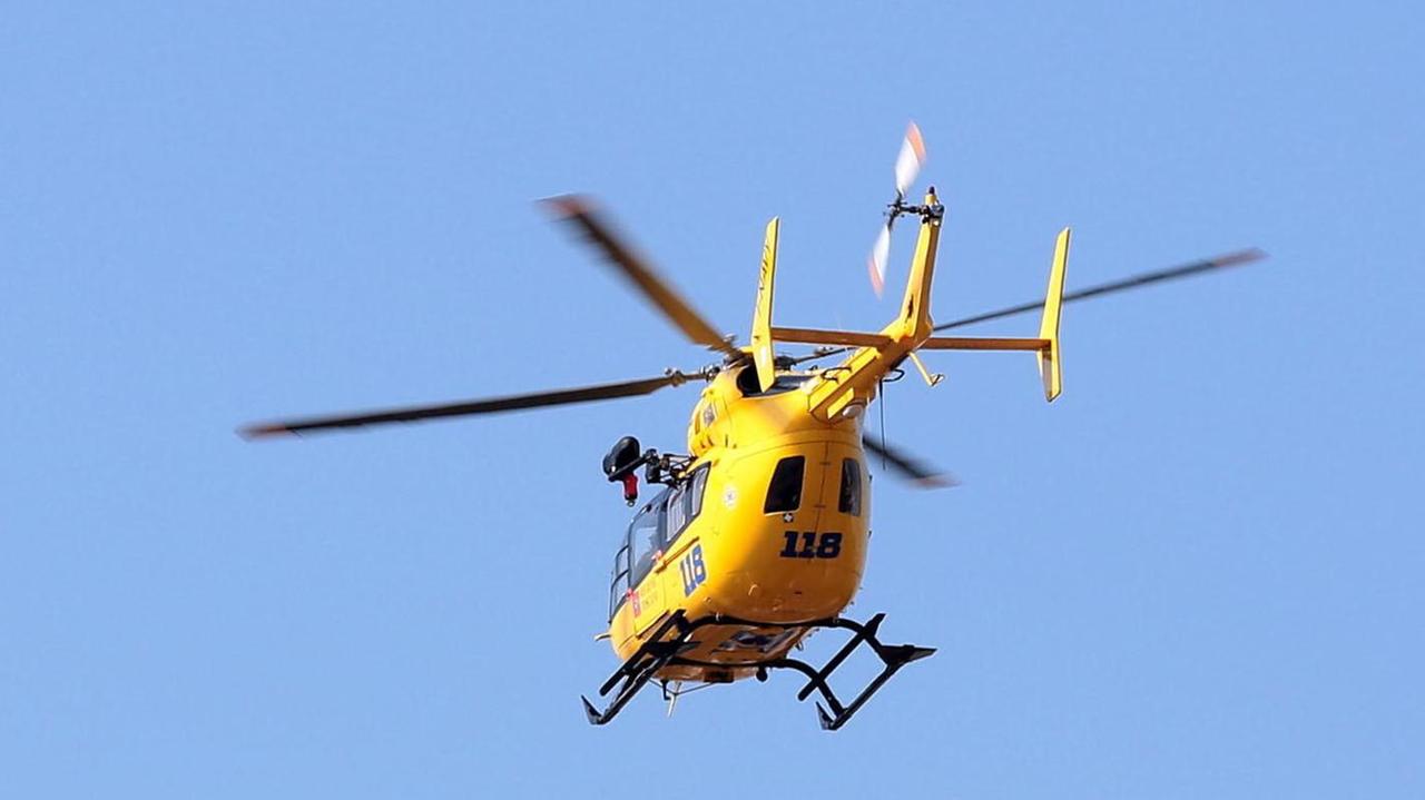 Scontro fra auto e motocicletta due feriti, uno trasferito al Noa