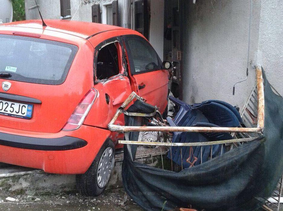 Guiglia, si schiantano in auto contro casa  
