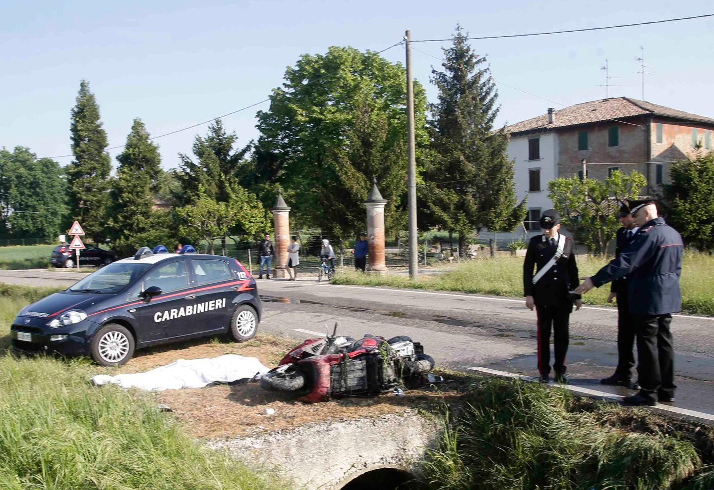 Sbanda in scooter e muore nel fossato 