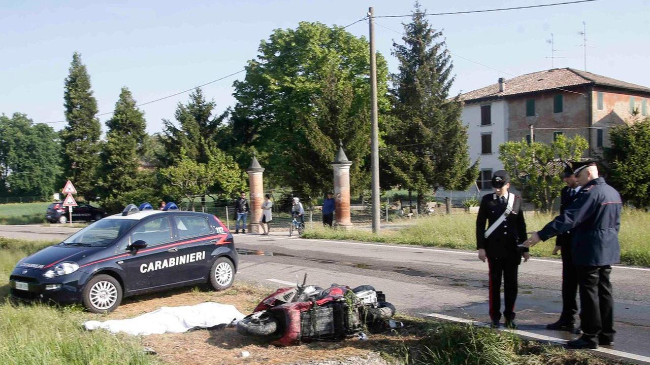 Sbanda in scooter e muore nel fossato