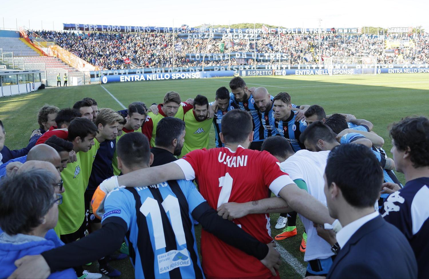 Gattuso con i giocatori abbracciati (foto Muzzi)