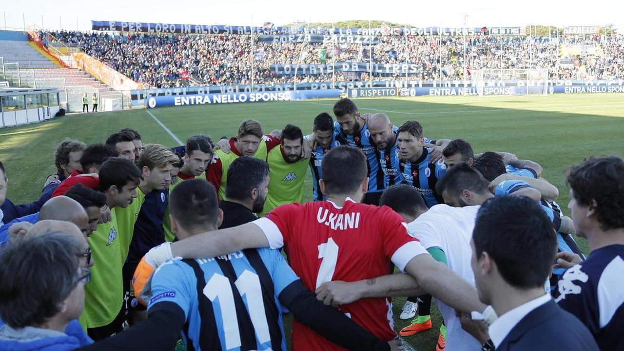 Gattuso con i giocatori abbracciati (foto Muzzi)