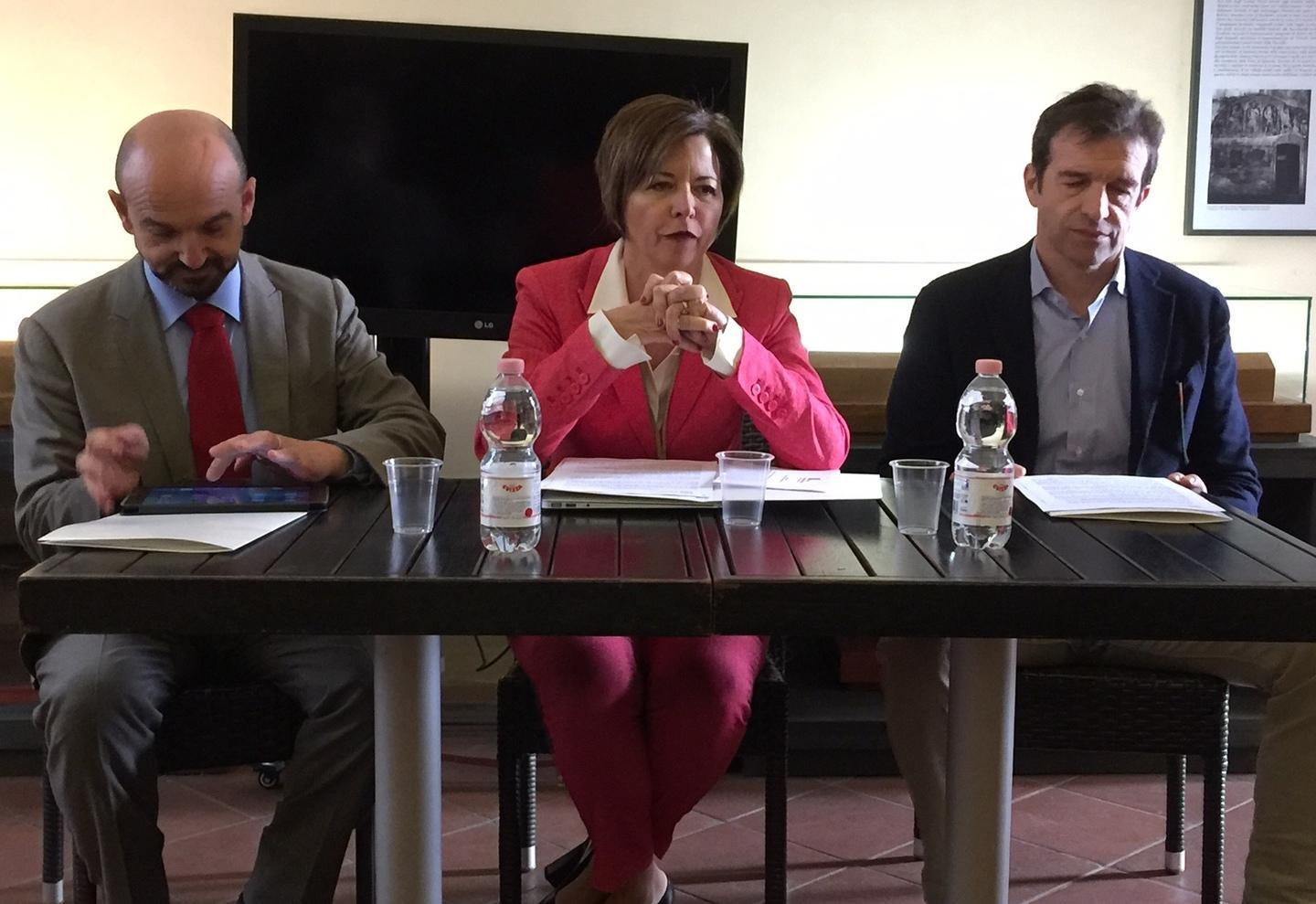 Da sinistra, Luca Reverberi (Bpvi), Fabia Romagnoli, presidentessa della Fondazione e Stefano Betti, vicepresidente cda