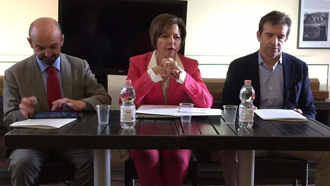 Da sinistra, Luca Reverberi (Bpvi), Fabia Romagnoli, presidentessa della Fondazione e Stefano Betti, vicepresidente cda