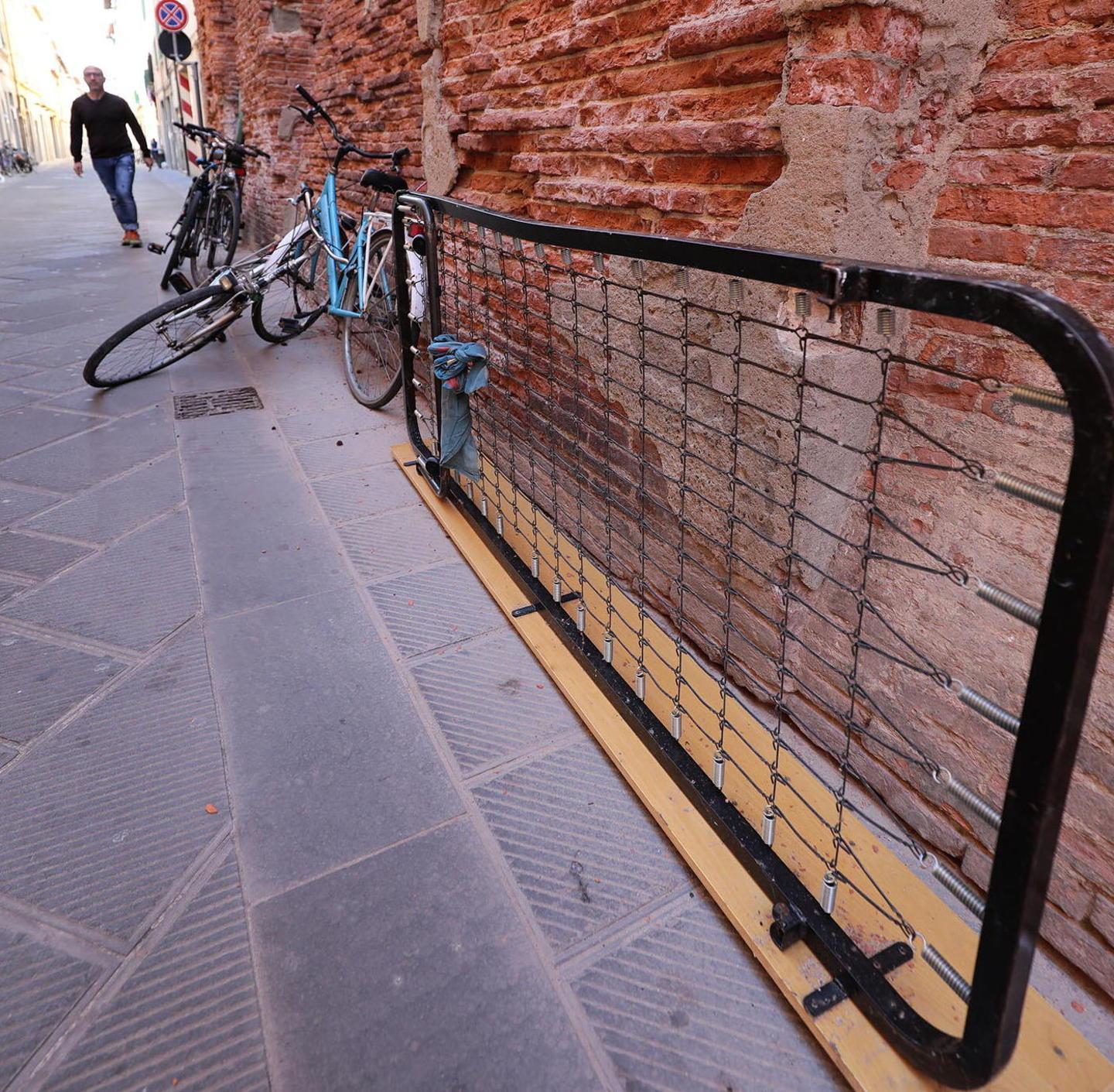 Bici abbandonate e rifiuti di ogni tipo proteste in via Chiara 