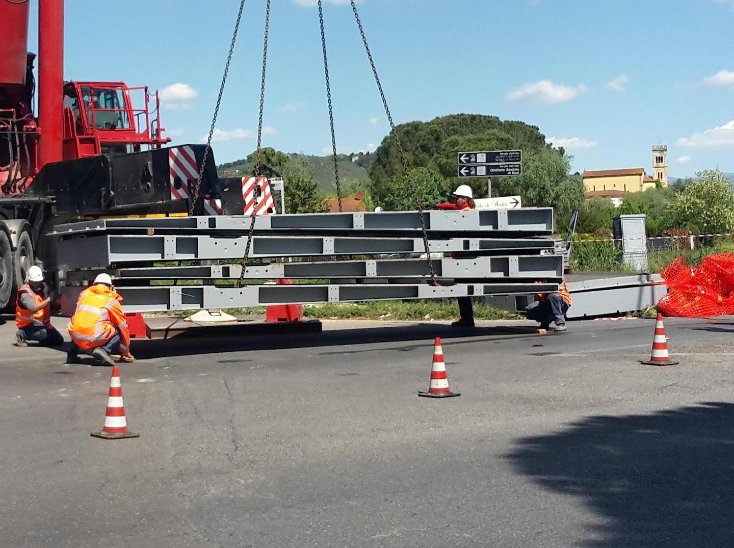 Si monta il ponte Bailey a Cascine di Buti 