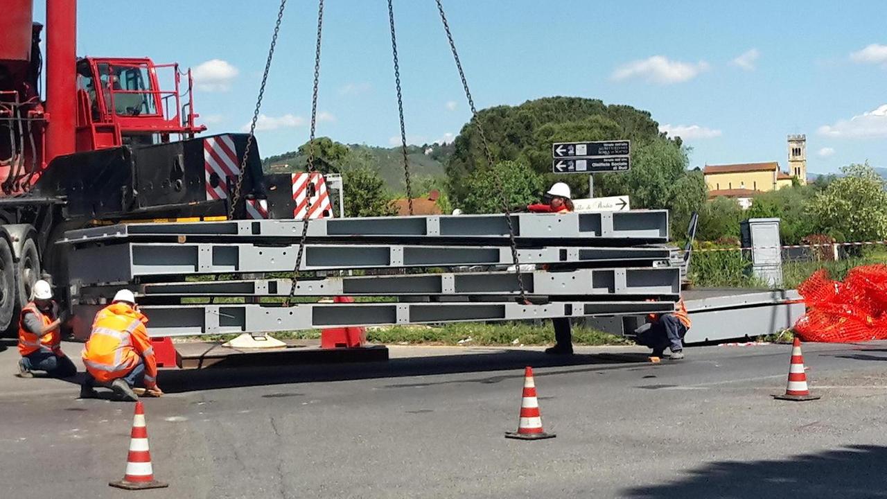 Si monta il ponte Bailey a Cascine di Buti