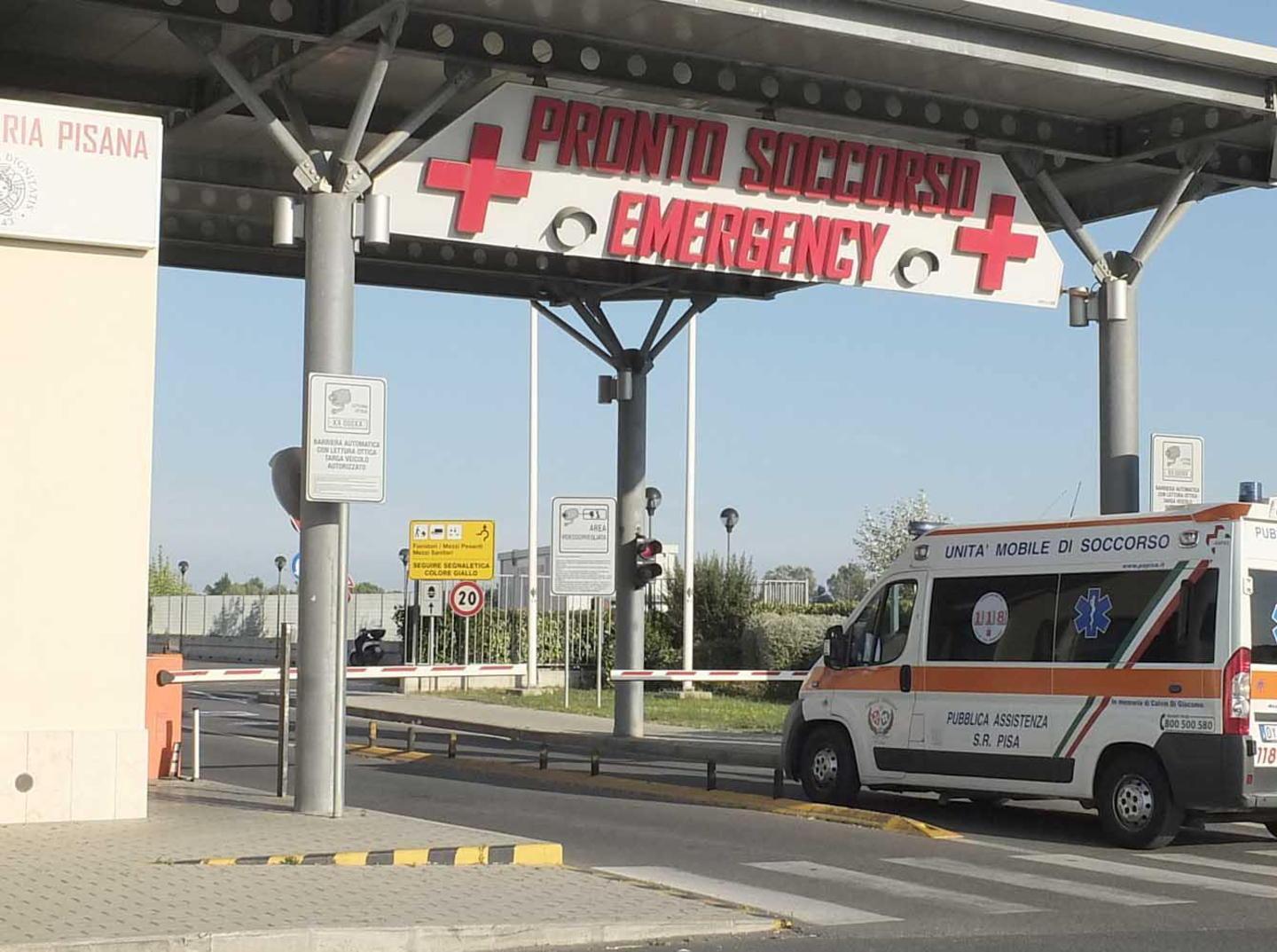 «Sei negro, vattene» E tre tunisini in piazza lo sfregiano al volto