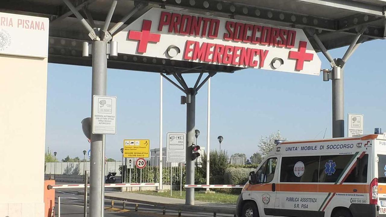 «Sei negro, vattene» E tre tunisini in piazza lo sfregiano al volto
