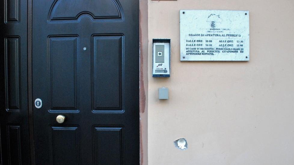 Fucilata alla porta della caserma, carabinieri nel mirino a Sedini 