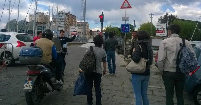 Si asfalta il ponte, in tanti protestano