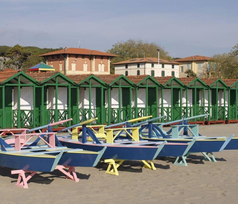 Pattìni come stoffe: il bagno Piero li colora alla Smith 