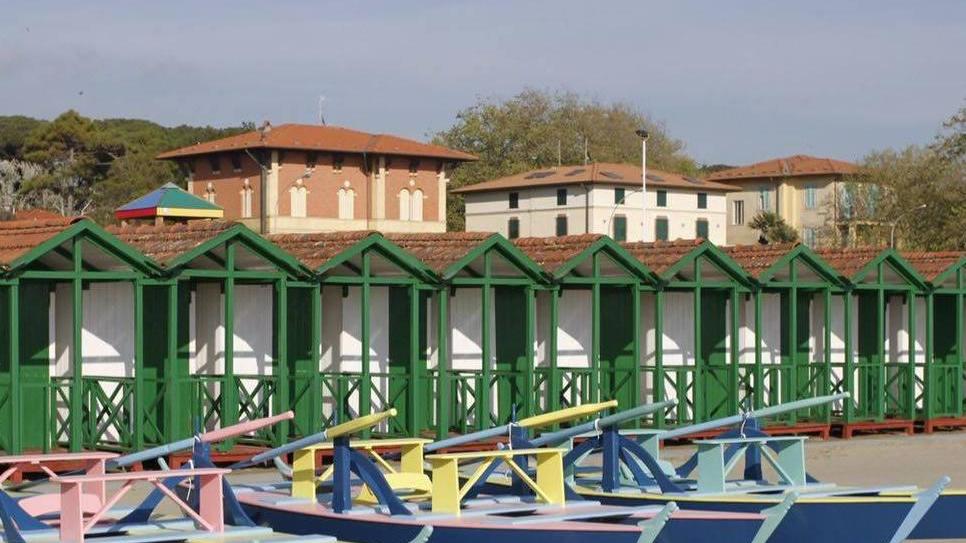 Pattìni come stoffe: il bagno Piero li colora alla Smith
