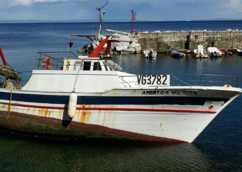 Peschereccio finisce sugli scogli 