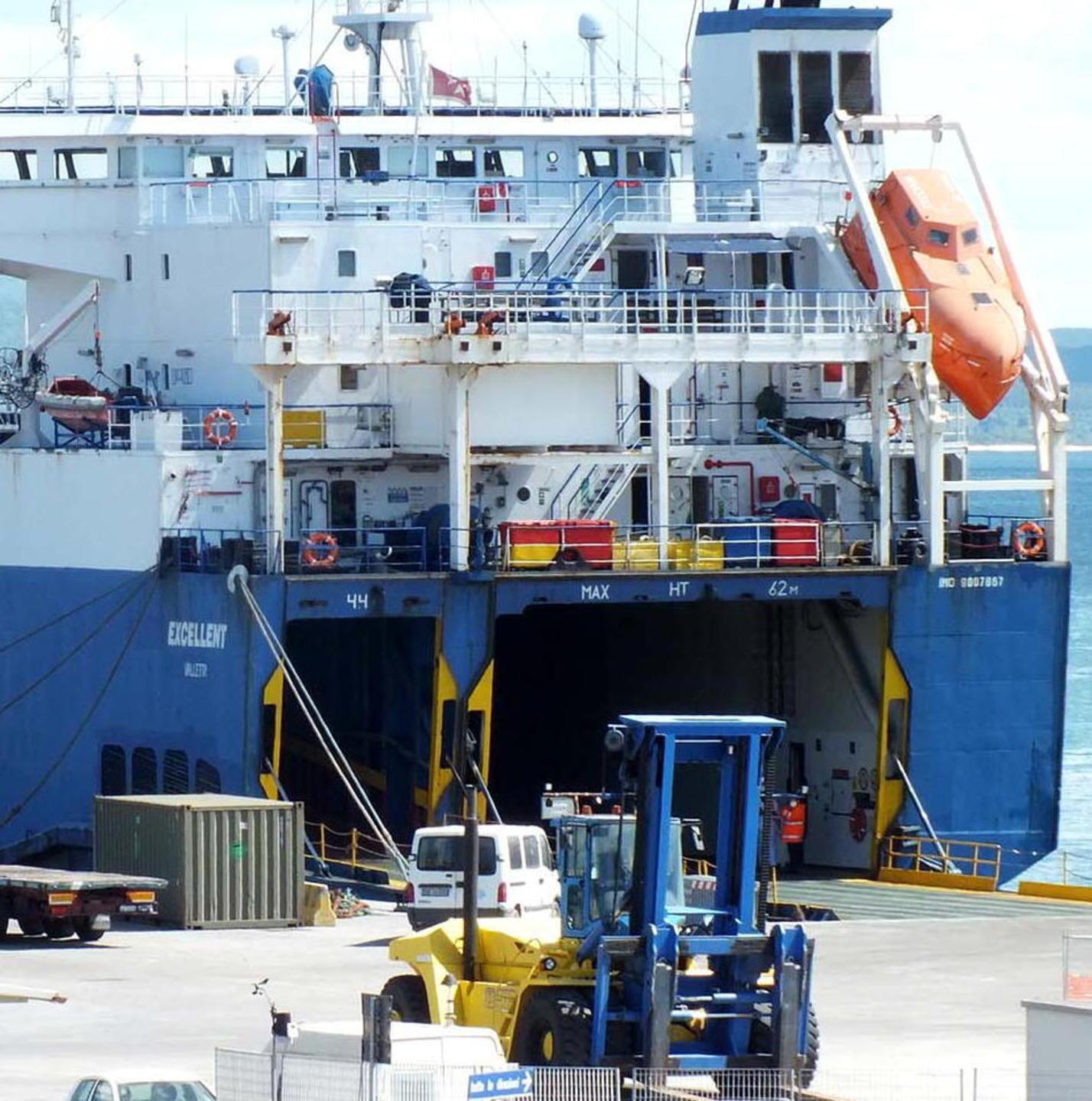Parte da Piombino nave carica di armi 
