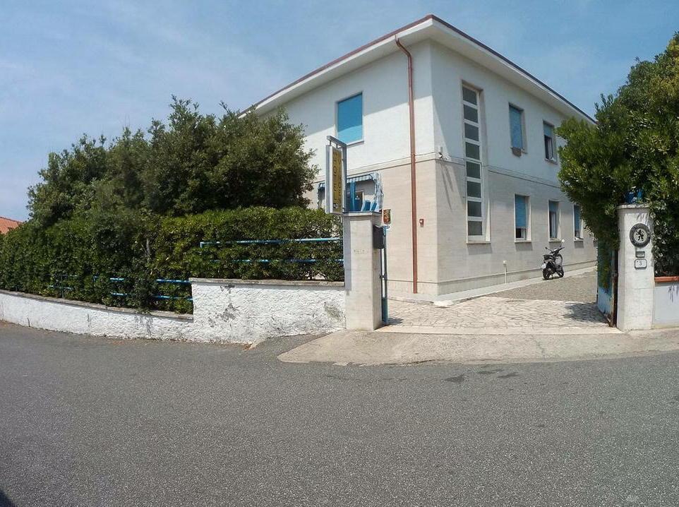 «Soldi per gli immigrati tolti ai cittadini in difficoltà»
