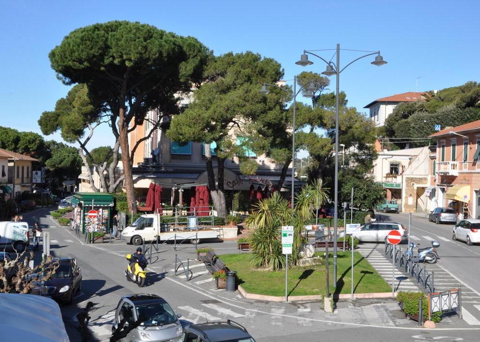 I negozianti “adottano” la piazza del paese 