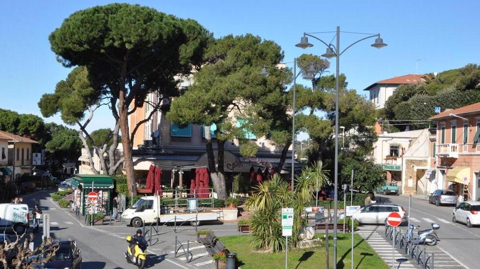 I negozianti “adottano” la piazza del paese
