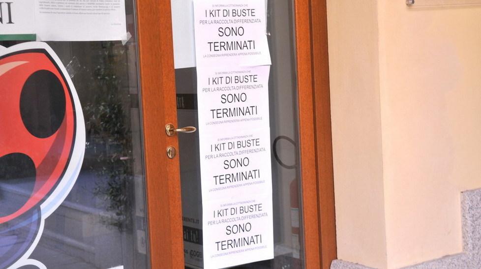 Ritiro rifiuti, buste terminate: scatta la protesta degli utenti